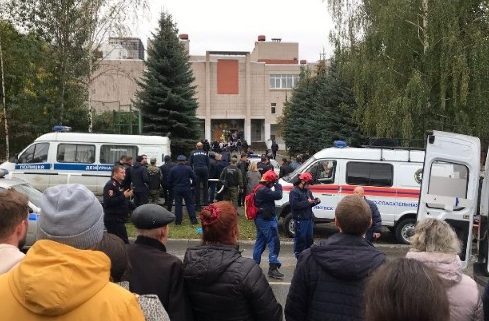 У російському іжевську невідомий розстріляв дітей у школі: загинуло шестеро людей (ВІДЕО)