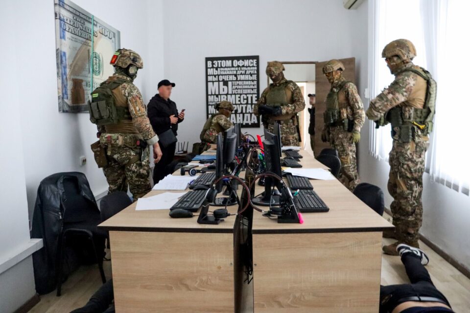 Бійці КОРДу та поліції припинили діяльність шахрайського call-центру у Берегові, який  виманював гроші у іноземців