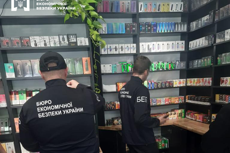 На Закарпатті викрили склади з незаконними електронними сигаретами на 2,5 млн грн